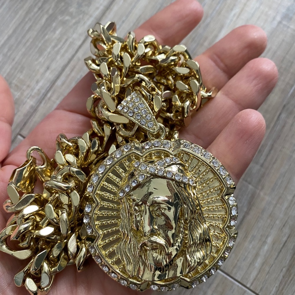 Jesus gold holy Catholic necklace - Picture 1 of 3